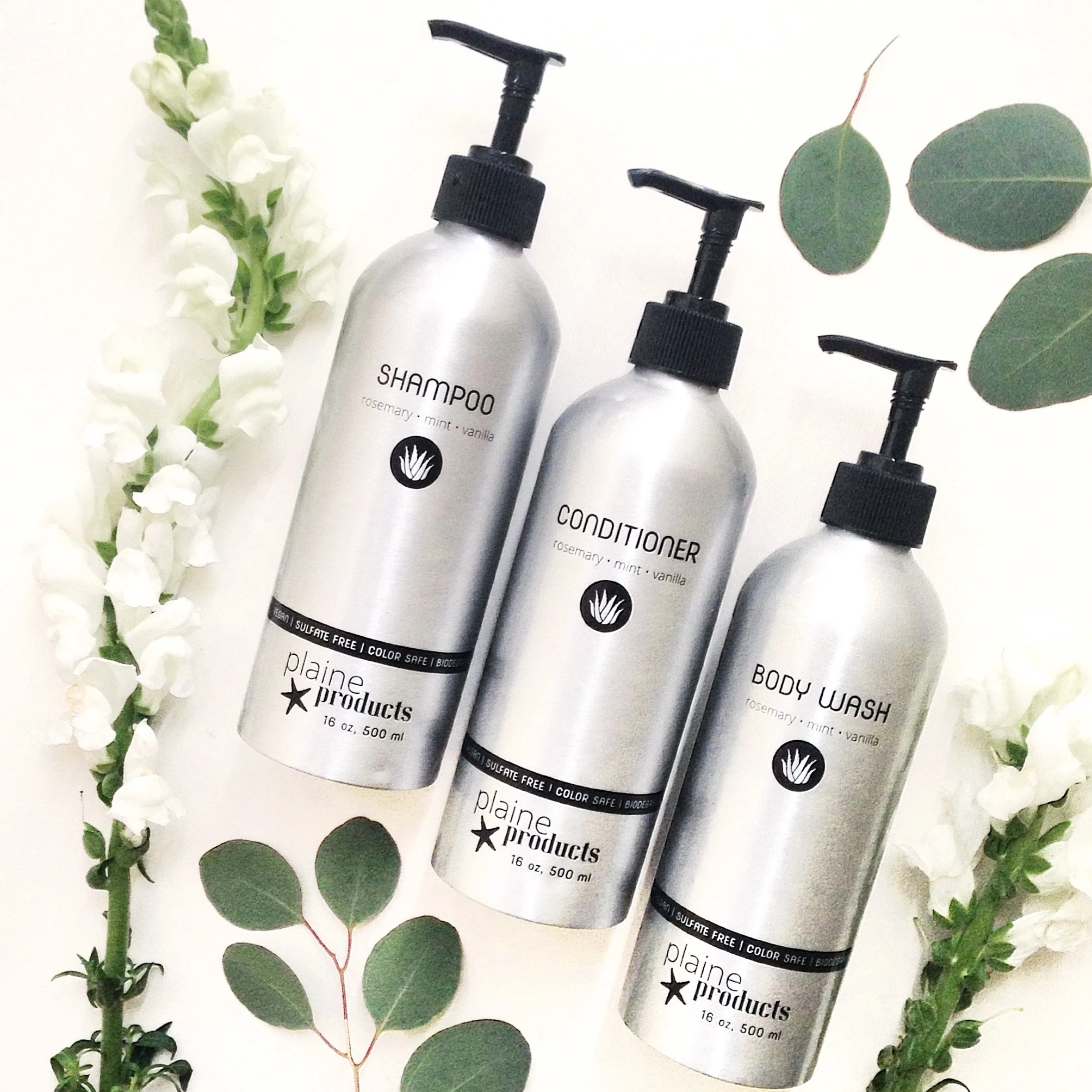 Алюминиевая бутылка Plaine Products объемом 473 мл для ухода за волосами и кожей.