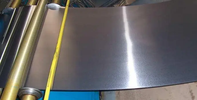 How are aluminum cans made? 2 Aluminum sheet unwinding from coil during high-speed two-piece aluminum beverage can manufacturing process