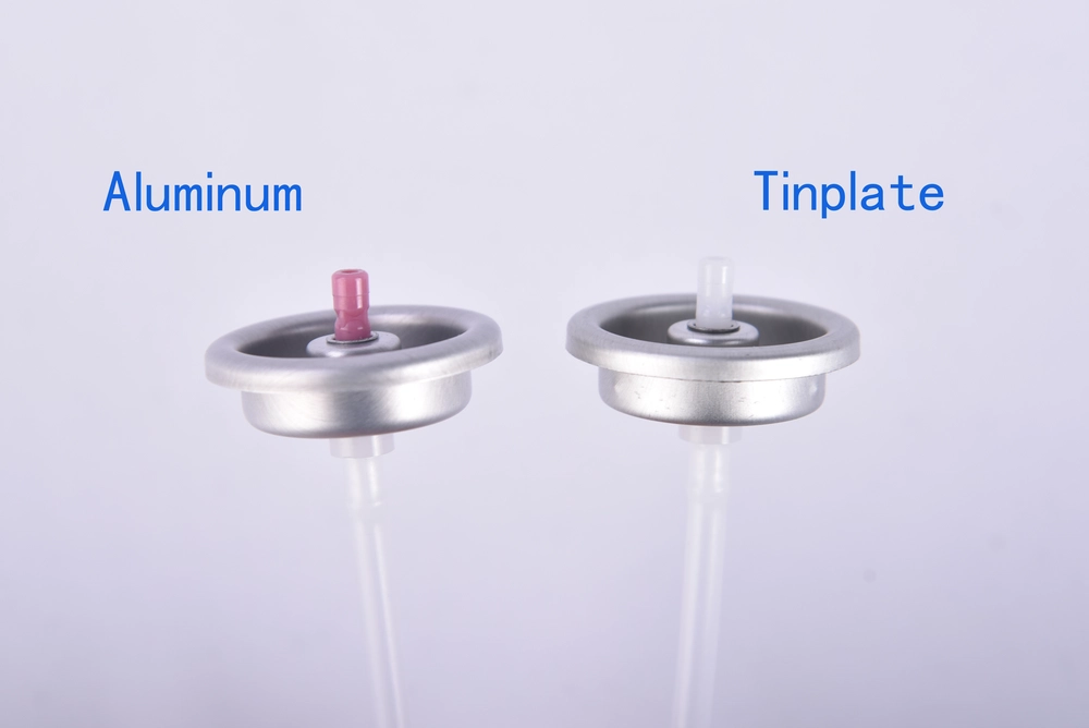 Ventilkappe aus Aluminium (links) und Ventilkappe aus Weißblech (rechts) mit Steigrohren für 25,4-mm-Aerosolbehälter, gemäß EN 14848