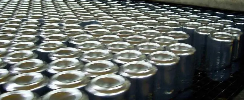 How are aluminum cans made? 10 Aluminum can bodies moving along high-speed conveyor for inspection in beverage can production line