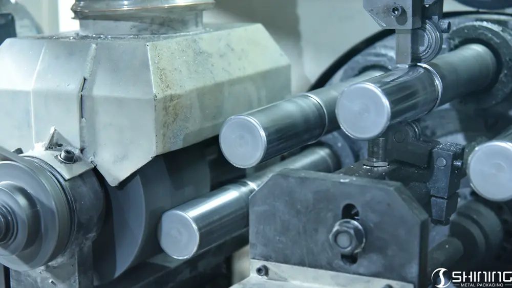 Proceso industrial de recorte de cilindros de aluminio a la medida y cepillado de la superficie para lograr una suavidad perfecta.