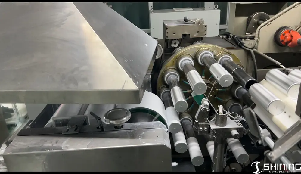 Una botella de aluminio a la que se le aplica una capa base blanca antes del proceso de impresión.