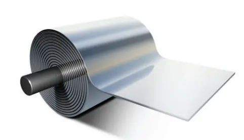 Processus de fabrication des canettes en aluminium 1 Dérouleur de bobine en aluminium 5182-H48 alimentant la ligne de fabrication des fonds de boîtes avec lubrification en ligne