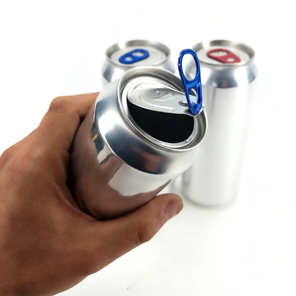 Lata de aluminio abierta con la abertura completa en el extremo, mostrando la extracción total de la tapa y la experiencia de beber directamente de la lata.