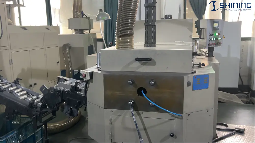 Un cilindro de aluminio de paredes delgadas, recién formado mediante una prensa de extrusión por impacto a partir de un lingote circular.