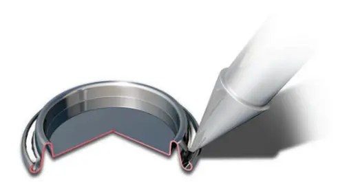 Processus de fabrication des extrémités des canettes en aluminium 3 Buse d'application de composé de revêtement déposant un cordon d'étanchéité contrôlé dans le canal de la canette enroulée