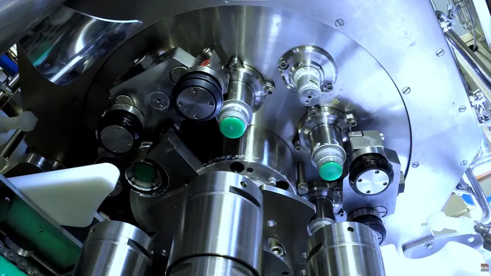 Comprendre le processus de double sertissage dans la fabrication des boîtes de conserve 7 Tourelle moderne de sertissage rotatif à grande vitesse avec plusieurs têtes de sertissage et mandrins pour le double sertissage