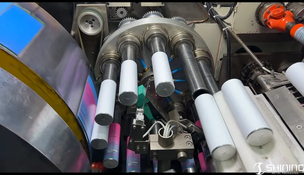 Se imprime un gráfico sobre una botella de aluminio giratoria mediante tecnología offset.