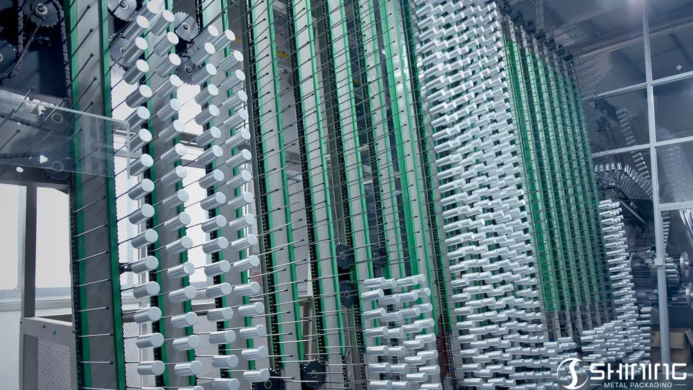 Un acumulador de tipo rejilla que almacena latas de aluminio para equilibrar las velocidades de producción entre las máquinas.