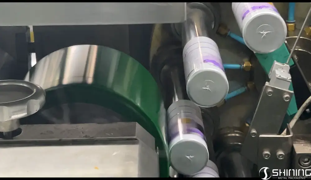 Aplicación de laca transparente para proteger la superficie de aluminio impresa.