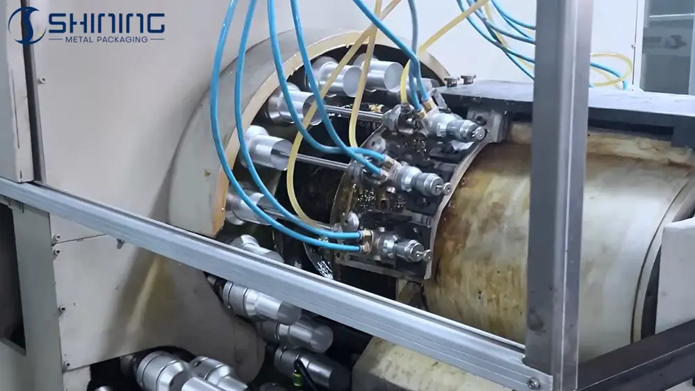 Machine de revêtement par pulvérisation interne rotative automatisée à grande vitesse avec plusieurs buses pour bouteilles ou canettes en aluminium.