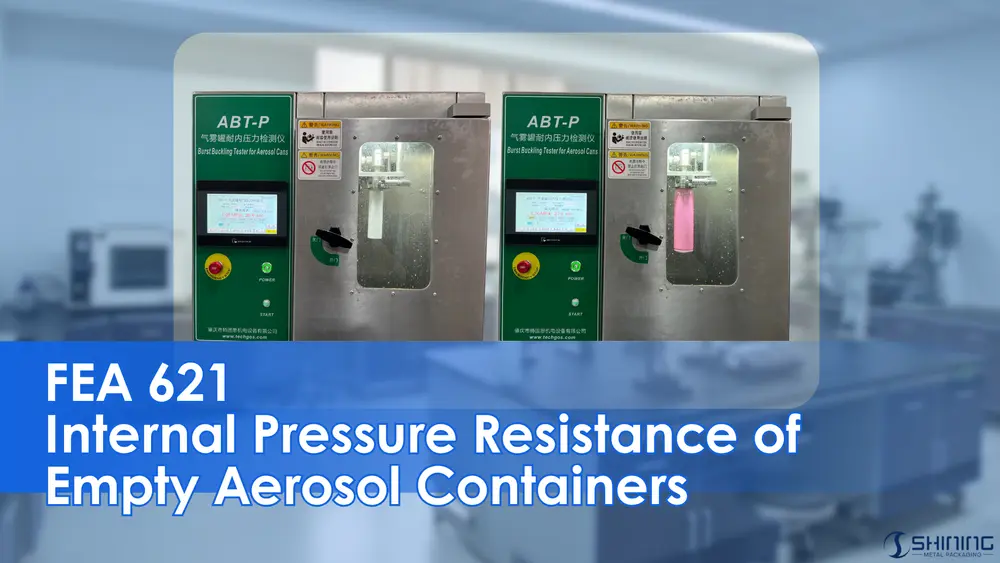 Un technicien effectue un contrôle qualité sur des flacons aérosols en aluminium, représentant la phase de conformité des normes de résistance à la pression FEA 621.