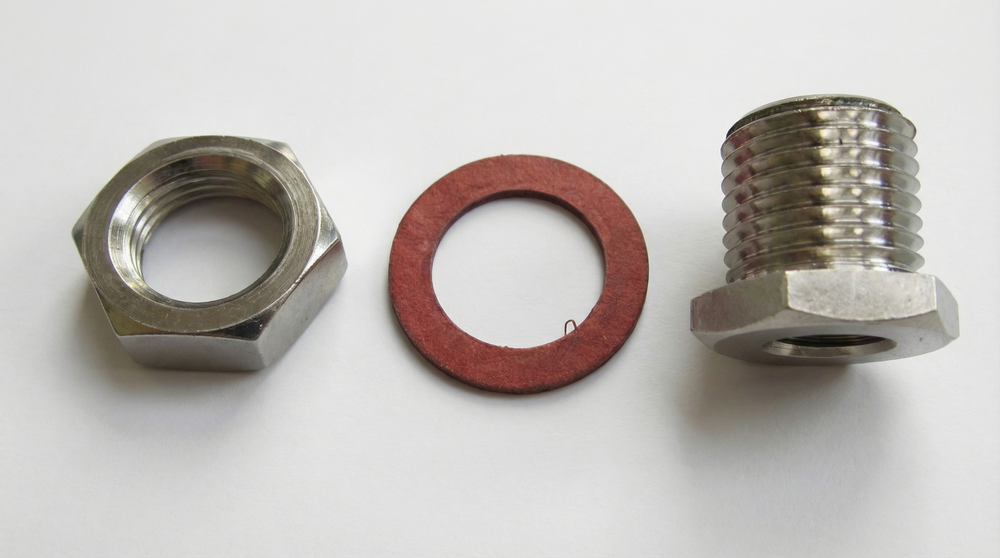 Компоненты резьбового соединения для нижней части аэрозольного баллончика, включая резьбовой соединитель, уплотнительную прокладку и контргайку.