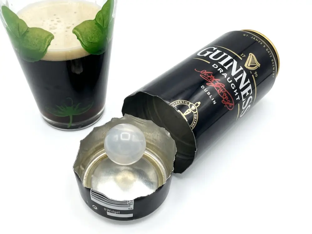 Lata de alumínio da Guinness Draft com dispositivo de nitrogênio, demonstrando a moderna tecnologia de latas de bebidas e a inovação do produto.