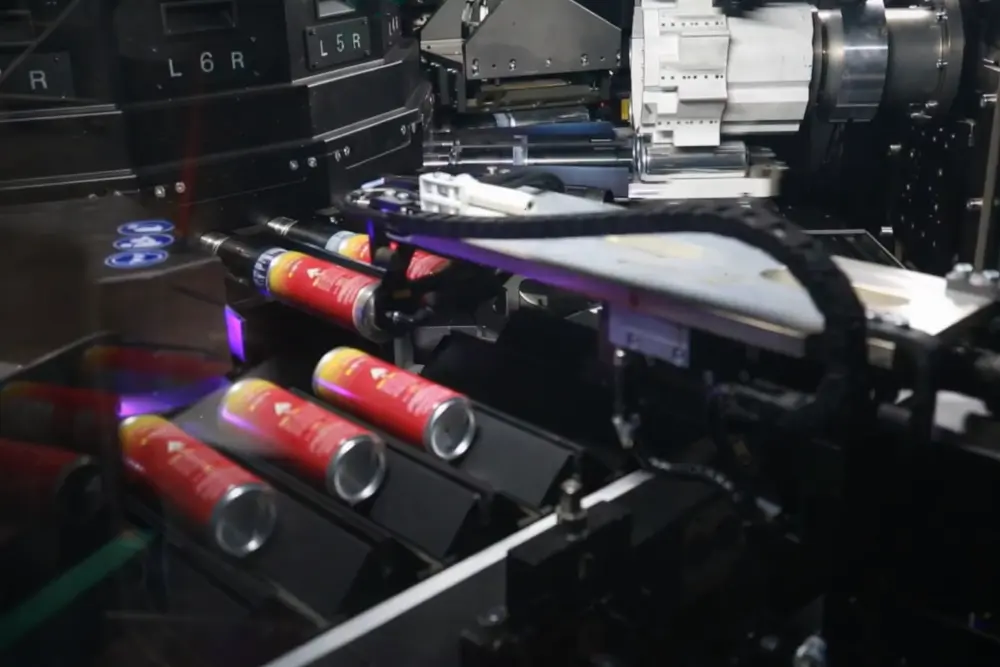 Impression numérique sur canettes en aluminium : technologie, procédé et avantages 1 Gros plan sur diverses canettes en aluminium de 330 ml et 473 ml présentant des motifs jet d'encre numériques photoréalistes comprenant des dégradés complexes et des textures fines.