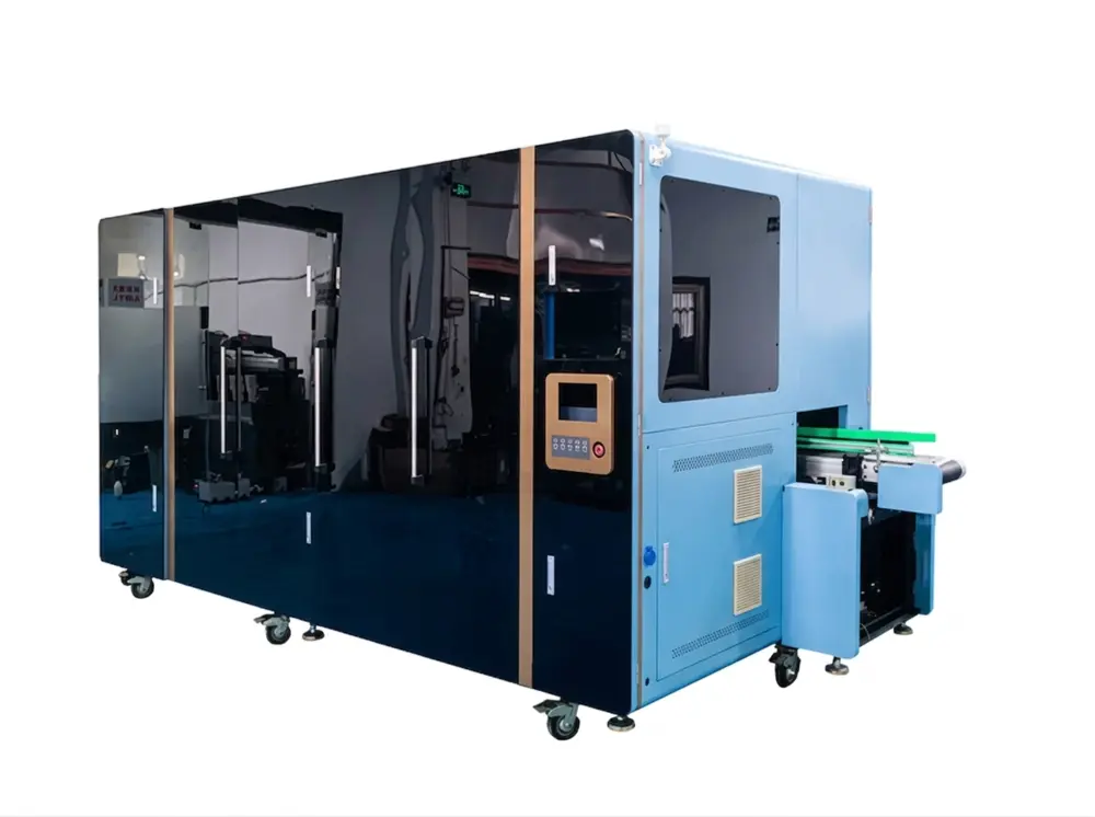 Impression numérique sur canettes en aluminium : technologie, procédé et avantages 2 Une grande machine d'impression numérique industrielle directe sur canettes, dotée d'un boîtier modulaire bleu et noir, d'un panneau de commande intégré et d'une entrée de convoyeur pour les canettes en aluminium.