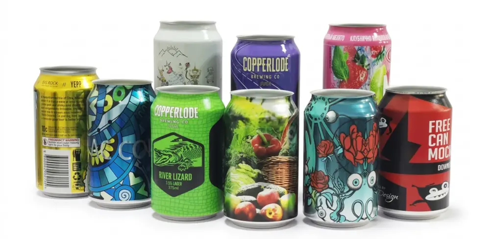Impression numérique sur canettes en aluminium : technologie, procédé et avantages 3 Une collection variée de canettes en aluminium présentant différentes capacités d'impression numérique, notamment des images de fruits photoréalistes, des motifs géométriques complexes, des textes fins et des couleurs unies éclatantes comme le vert citron et le violet foncé.