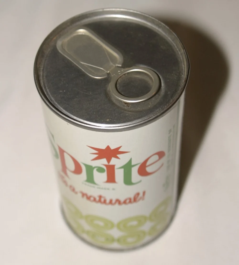 Tampa de alumínio com aba de fixação que demonstra a inovação em abertura fácil de latas de bebidas e design moderno de abertura.