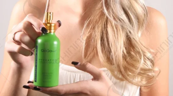 QoQoNus_Hydration_Green-Spray_Model-Holding-Product